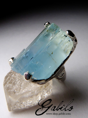 Ring mit einem Kristall aus polychromem Aquamarin