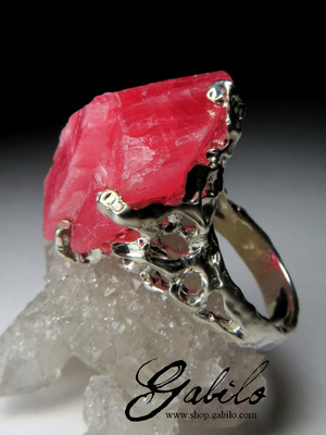Ring with rhodochrosite crystal in white gold