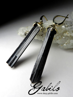 Gold earrings with black tourmaline 