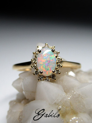Opal goldener ring with diamonds 