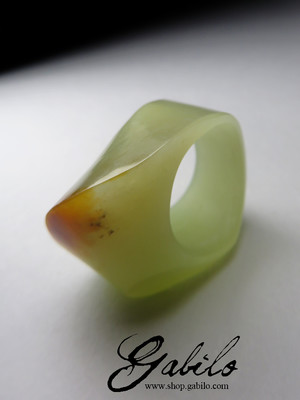 Polychrome Jade Ring weiß und Tabakfarbe