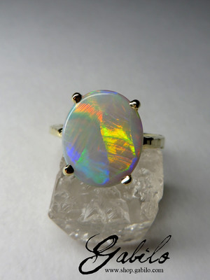 Gold ring with opal 