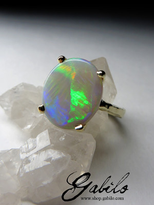 Gold ring with opal 