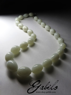 Perlen aus weißer Jade