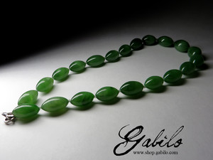 Perlen aus grüner Jade mit dem Effekt eines Katzenauges