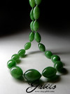 Perlen aus grüner Jade mit dem Effekt eines Katzenauges