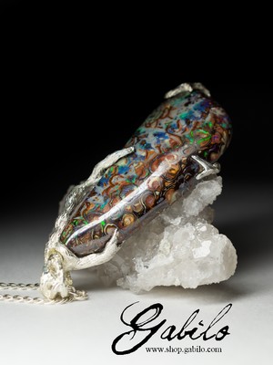Silberanhänger mit Steinbrocken ist in Opal gehüllt
