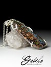 Silberanhänger mit Steinbrocken ist in Opal gehüllt