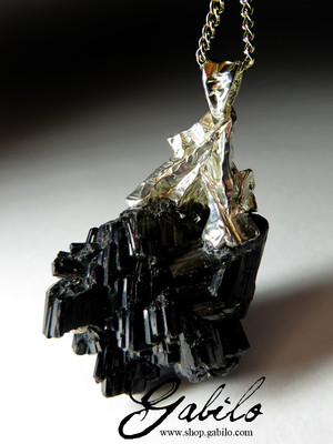 Silberanhänger mit schwarzem Turmalin-Cluster aus Kristallen