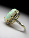 Goldener Ring mit Opal und Diamanten