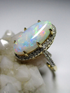Goldener Ring mit Opal und Diamanten
