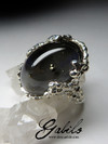 Ring mit einem Quarz-Einsatz mit Pyrit auf einem Labrador-Substrat