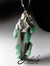 Anhänger mit Kristallen von Smaragd auf Stein