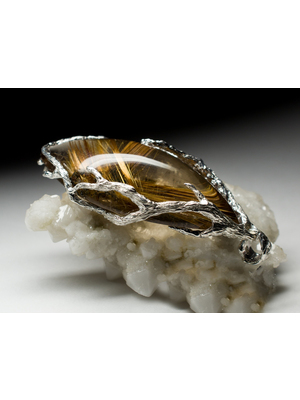 Gold pendant with rutilated quartz 