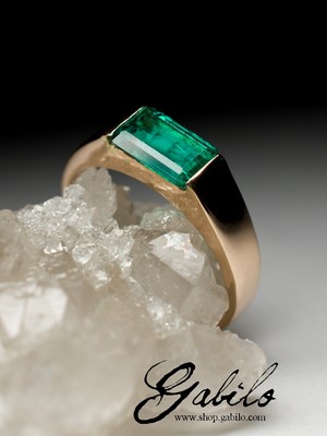 Gold ring mit Smaragd