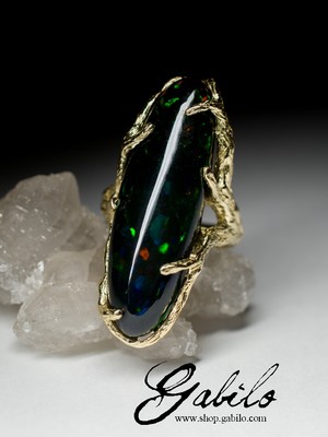 Goldener Ring mit äthiopischem Opal