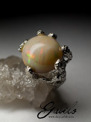 Silberring mit cremefarbenem Opal