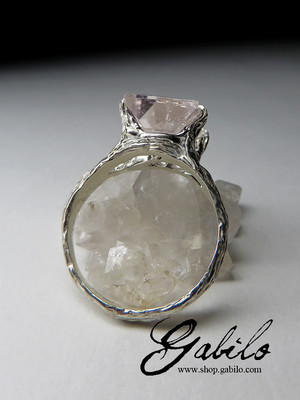 Gold ring with Morganite