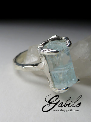 Ring mit einem Aquamarin-Kristall in Silber