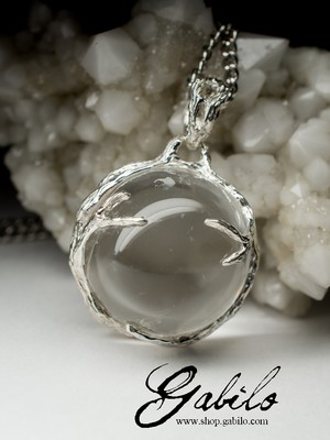 Silberanhänger mit einer Schale aus Bergkristall