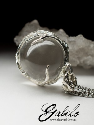 Silberanhänger mit einer Schale aus Bergkristall