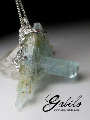 Pendant with a cluster of aquamarine crystals