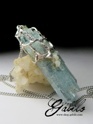 Silver pendant with aquamarine
