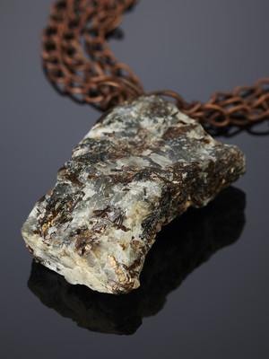 Astrophyllit im Gestein an Kupferketten