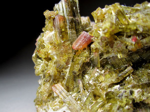Ein Kristall aus Turmalinkristallen