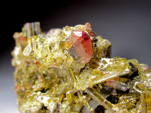 Ein Kristall aus Turmalinkristallen