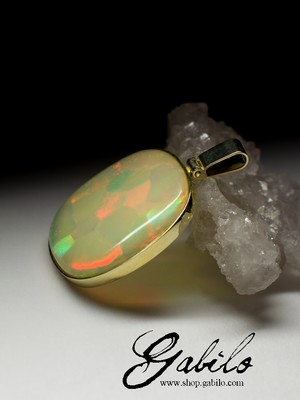 Goldanhänger mit äthiopischem Opal