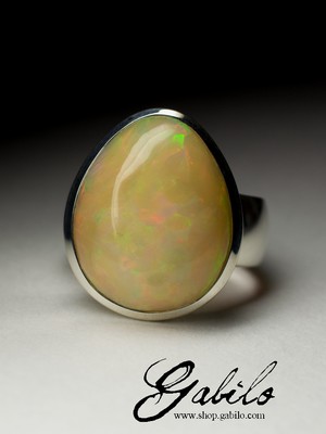 Ring mit großem Opal