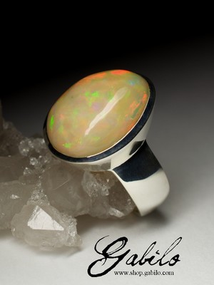 Ring mit großem Opal