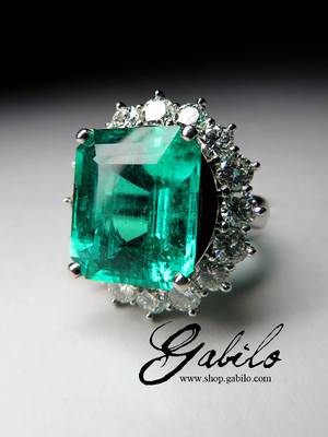 Emerald gold ring with diamonds