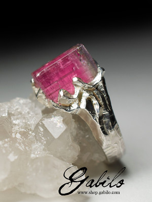 Ring mit einem Kristall aus polychromem Turmalin