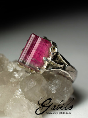 Ring mit einem Kristall aus polychromem Turmalin
