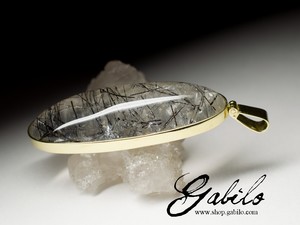 Pendant with rutilated quartz in gold