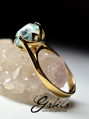 Ring mit Aquamarin in Gold