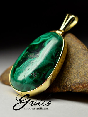 Pendant with Ural malachite in gold