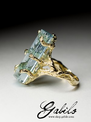 Ring mit einem Kristall aus Aquamarin in Gold