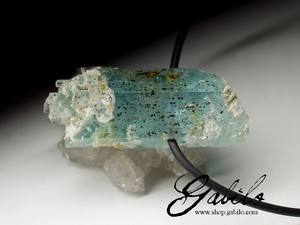 Aquamarin Kristall auf Gummi