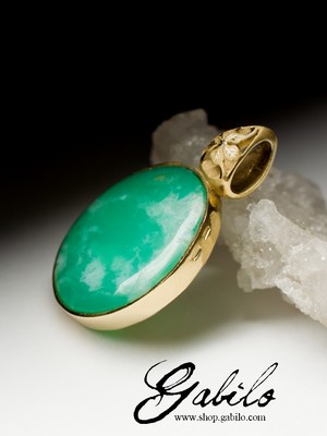 Gold plated silver pendant with chrysoprase