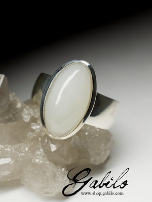 Ring mit weißer Jade in Silber