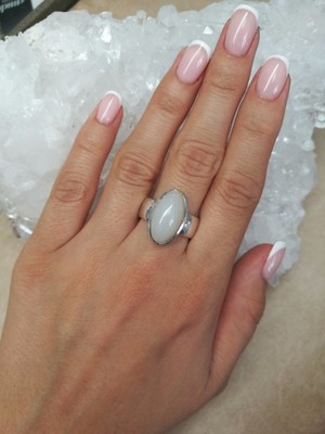 Ring mit weißer Jade in Silber