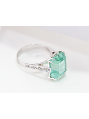 Green beryl and diamonds gold ring