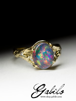 ein Goldring mit einem Tripel von Opal und Diamanten