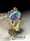 ein Goldring mit einem Tripel von Opal und Diamanten