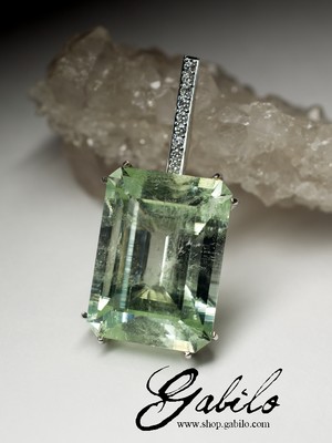Green beryl and diamonds white gold pendant