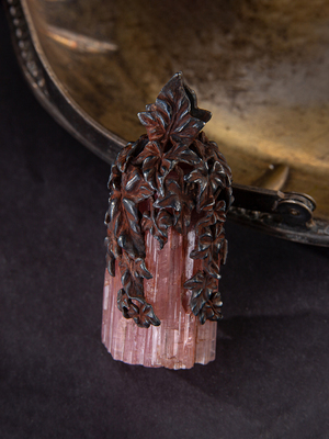 L’automne - Tourmaline Rubellite crystal Ivy pendant in silver