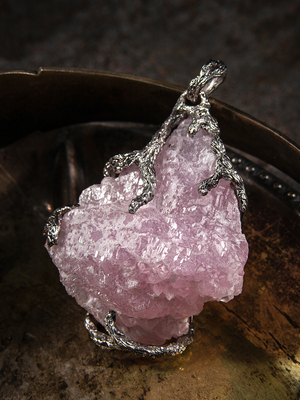 Pendant with rose quartz crystal in silver